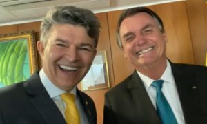 A convite de Bolsonaro, Medeiros participa de ato na Paulista em defesa da liberdade