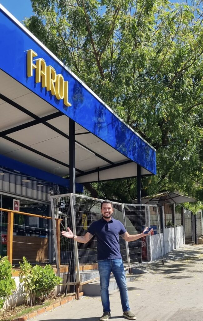 Fábio André Camillo, conhecido como Bolacha, comemora o sucesso do Farol Bar