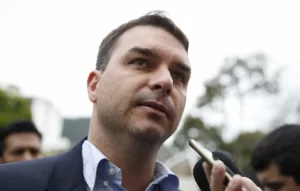 Flávio Bolsonaro usa ataque hacker bilionário ao BC para questionar segurança das urnas eletrônicas