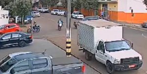 Camionete invadiu preferencial e levou menor a colidir contra caminhão em Rondonópolis; assista