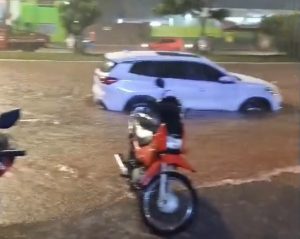 Forte chuva causa transtornos e transforma ruas em `rios´ em Rondonópolis; vídeos