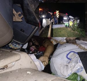 Motorista morre após tombar carreta em ponte na BR-364