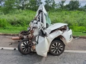 Motorista morre após gol ser esmagado em acidente com carreta na BR-364