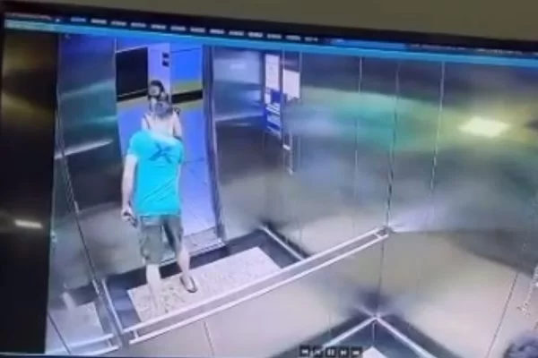Vídeo mostra homem apertando as nádegas de mulher em elevador