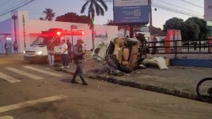 Motorista colide brutalmente em estrutura de empresa após perder o controle da direção em Rondonópolis; vídeo