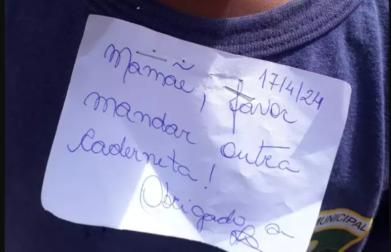 Professora grampeia bilhete em uniforme de aluno de 5 anos; ‘vontade de chorar’, diz mãe
