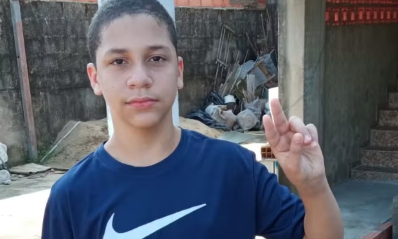 Menino de 13 anos morre após ser espancado por alunos na escola