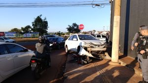 Moto vai parar embaixo de carro em acidente e vítima fica ferida em Rondonópolis