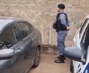 Vítima tem carro roubado após bandido pular dentro do veículo em Rondonópolis
