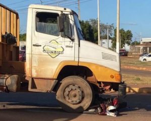 Vídeo mostra caminhão colidindo em moto em Rondonópolis; vítima ficou gravemente ferida