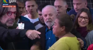 Flávio Bolsonaro detona Lula por forjar cena com abrigados no RS