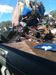 Motorista de caminhão baú teve o corpo dilacerado em acidente na Serra da Petrovina; vídeo
