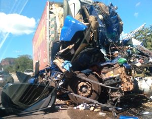 Motorista de caminhão baú teve o corpo dilacerado em acidente na Serra da Petrovina; vídeo