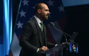 Eduardo Bolsonaro pede para exercer mandato dos EUA e relata perseguição política em ofício à Câmara