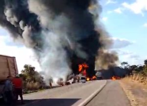 Acidente entre carretas e picape, deixa um morto e veículos em chamas na BR-364; vídeo