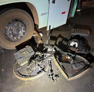 Ciclista morre `esmagado´ após se jogar contra ônibus em rodovia de MT; fotos