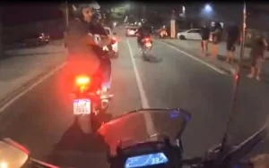 Vídeo mostra motociclista sofrendo tentativa de assalto e sendo salvo após tiros acertarem agenda; assista