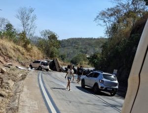 ROO/CBA: Colisão entre 3 veículos de carga deixa Serra de São Vicente interditada
