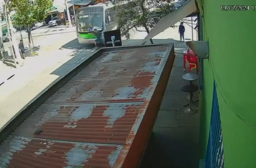 Jovem rouba celular de idoso e morre atropelado brutalmente por ônibus; vídeo forte