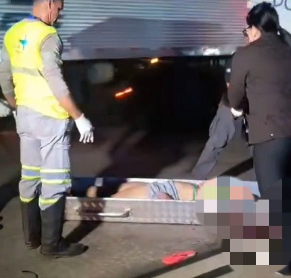 Mulher morre após ser arremessada da garupa em grave acidente entre moto e carro na BR-364; vídeo forte