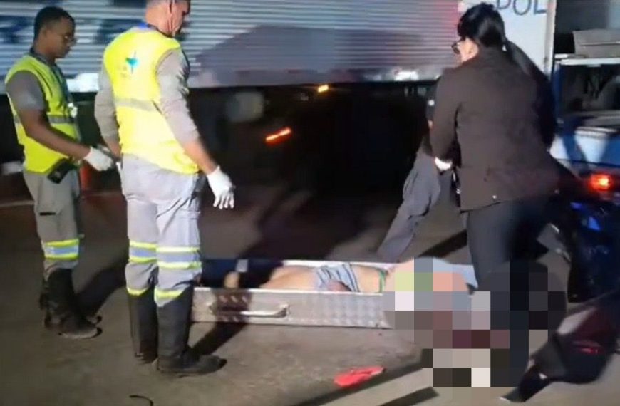 Mulher morre após ser arremessada da garupa em grave acidente entre moto e carro na BR-364; vídeo forte