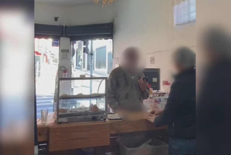 Vídeo registra tarado mostrando pênis para dona de loja de doces