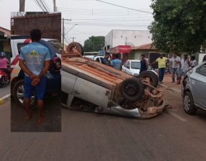 `Bebasso´ em plena tarde, motorista colide em 2 veículos e capota carro em Rondonópolis; imagens