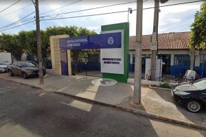 Descontrolado, homem invade escola estadual e agride coordenador com garrafada em MT