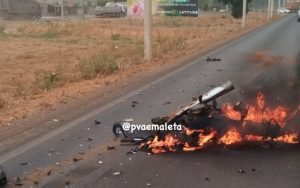 Motocicleta pega fogo após colisão com caminhão e vítima morre na BR-070 em MT; veja imagens