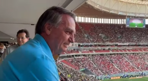 Jair Bolsonaro é ovacionado no estádio Mané Garrincha no DF