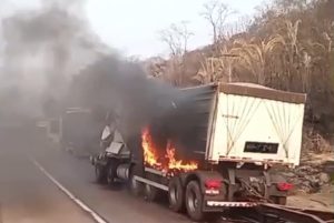 Motorista morre carbonizado após colisão entre caminhões na Serra de São Vicente; vídeos