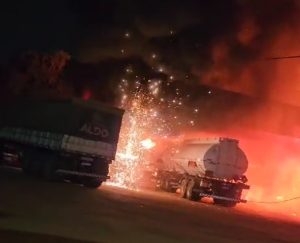 Vídeos mostram incêndio com explosões que destruiu empresa, 7 carretas e 2 carros em MT