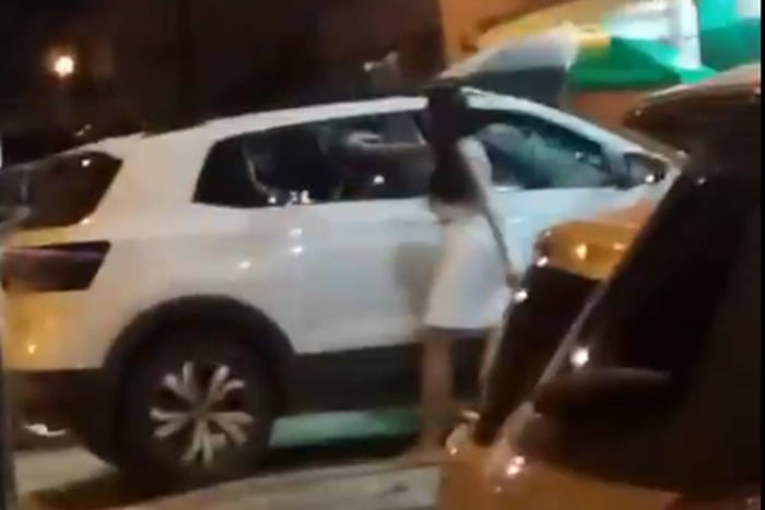 Vídeo mostra mulher destruindo carro de marido que estava na farra; assista