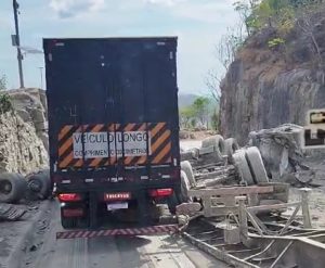 Motorista fica ferido após carreta tombar e ficar destruída na Serra de São Vicente; vídeo