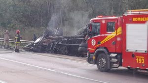 Motorista morre após carreta tombar e ser consumida pelas chamas na Serra de São Vicente; vídeo