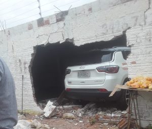 Motorista perde o controle, atinge banca de feirante e destrói muro na Vila Operária; assista