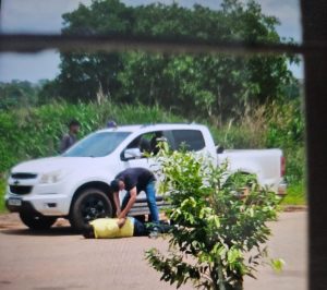 Moradora registra instante que vítimas são sequestradas após ‘negociação’ de S10 em Rondonópolis; vídeo