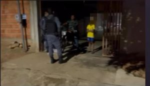 Homem que matou a avó e fumou ao lado do cadáver tenta matar a mãe em Rondonópolis; vídeo