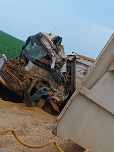 Motorista morre esmagado em acidente entre 3 carretas na MT-140; imagens fortíssimas