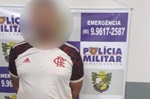 Flamenguista bêbado coloca amigo no capô do carro, solta fogos e ambos acabam presos pela PM