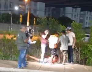 Populares ‘descem’ a ripa em adolescente flagrado tentando roubar bolsa de mulher em MT; assista