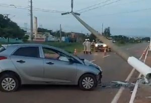 Condutor desaparece após colidir e derrubar poste na Avenida dos Estudantes em Rondonópolis; vídeos