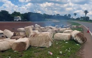 Carreta tomba a caminho de Rondonópolis e princípio de incêndio é registrado; assista