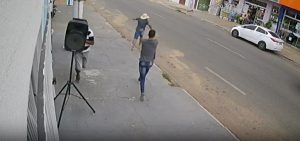 Vídeo mostra condenado matando rival com diversos tiros no meio da rua em Rondonópolis