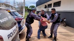 Vídeo mostra ‘lunático’ que ateou fogo em escola em surto e reagindo à prisão em MT