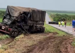 Carreta tomba e provoca colisão com mais duas carretas na BR-364; assista ao vídeo