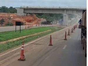 Motorista tomba carreta carregada com óleo vegetal e `some´ em Rondonópolis; vídeo