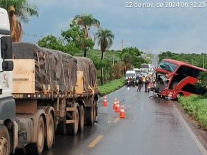 Gravíssimo acidente entre ônibus e caminhão deixa motorista morto e 11 feridos na MT-010; vídeo