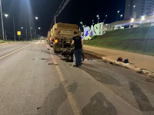 Motociclista morre ao colidir brutalmente em carreta estacionada em MT; vídeo