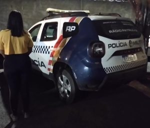 Mulher ‘surta’ após ex entregar o filho e cai na pancada com ele e a atual esposa em Rondonópolis; vídeo